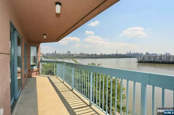 Edgewater, NJ 07020,410 Smith CT #410