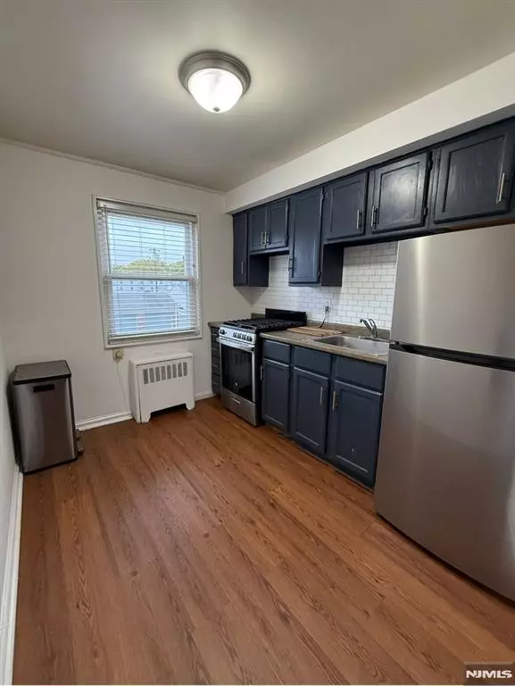 Rutherford, NJ 07070,206 Grand AVE #B
