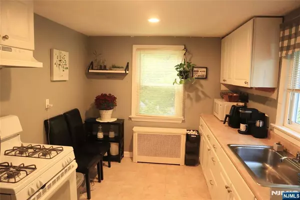 Woodland Park, NJ 07424,32 Whippany AVE #2