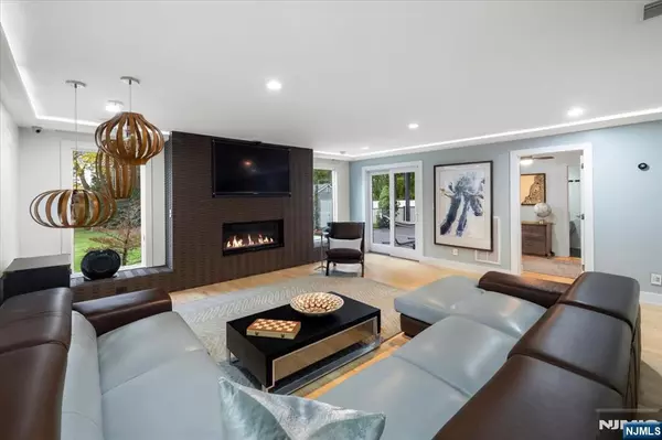 Paramus, NJ 07652,827 Alden RD