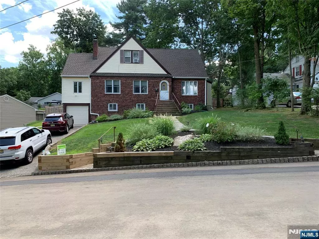 Caldwell, NJ 07006,8 Birkendene RD