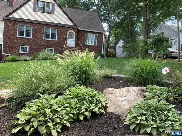 Caldwell, NJ 07006,8 Birkendene RD