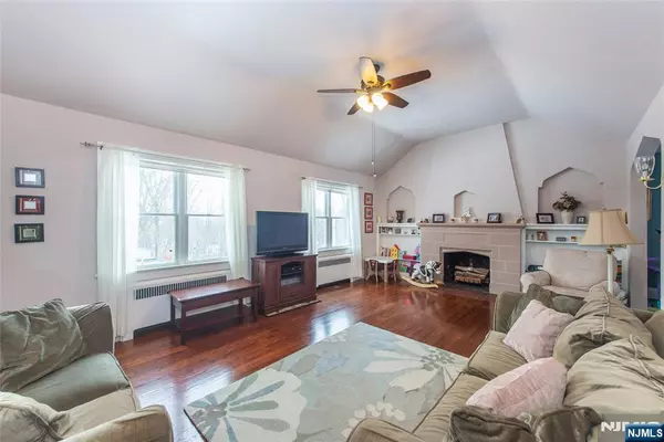 Caldwell, NJ 07006,8 Birkendene RD