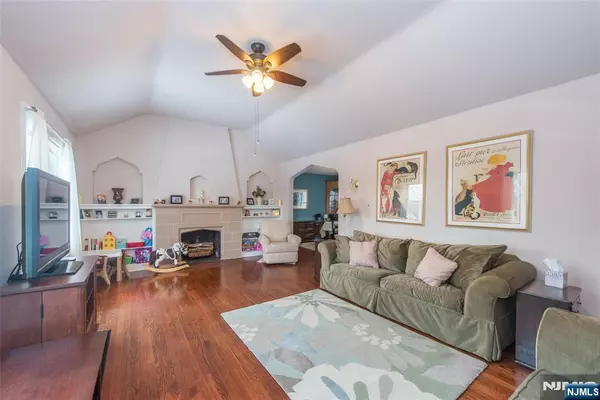 Caldwell, NJ 07006,8 Birkendene RD