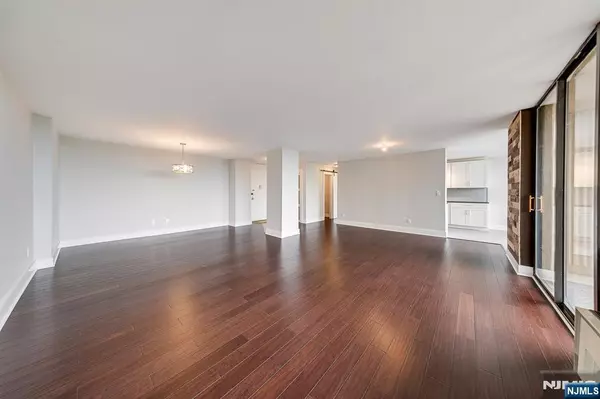 Cliffside Park, NJ 07010,200 Winston DR #716