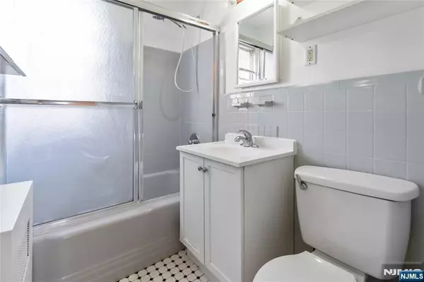 Verona, NJ 07044,349 Bloomfield AVE #Building 4, #18