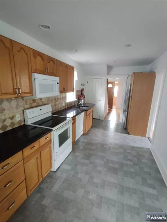 Bergenfield, NJ 07621,282 N Prospect AVE