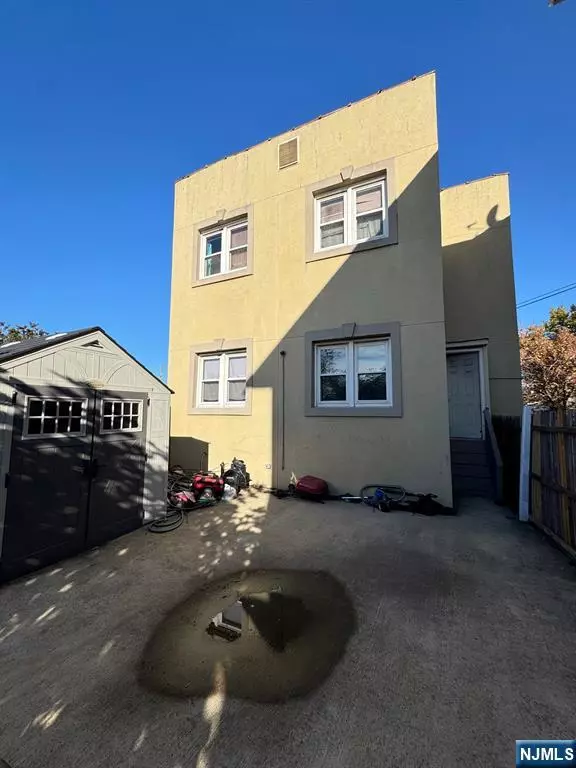 Newark, NJ 07105,233 Malvern ST