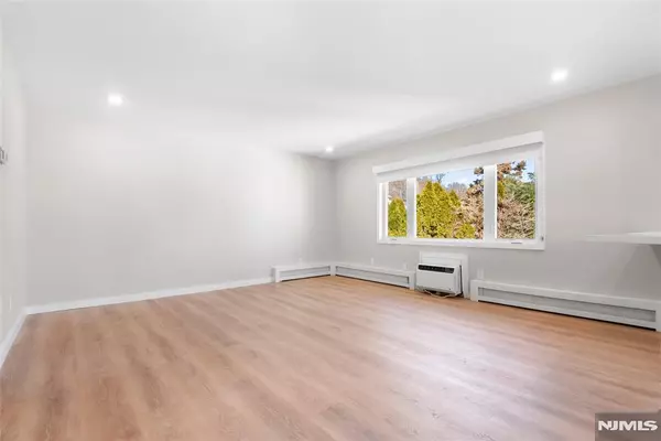 Edgewater, NJ 07020,539 Undercliff AVE #4