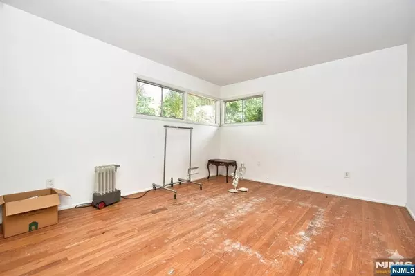 Midland Park, NJ 07432,160 Busteed DR