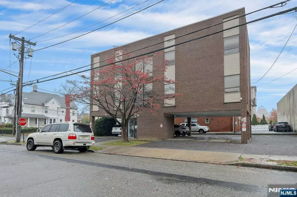 Hackensack, NJ 07601,117 Central AVE