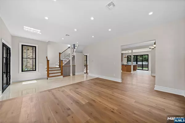 Ridgefield, NJ 07657,475 Morse AVE