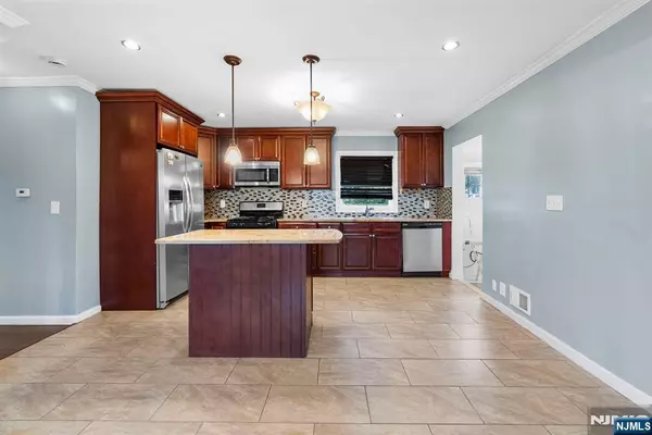 Paterson, NJ 07522,15 Carrelton DR