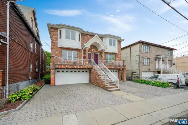 Cliffside Park, NJ 07010,284 John ST #1R