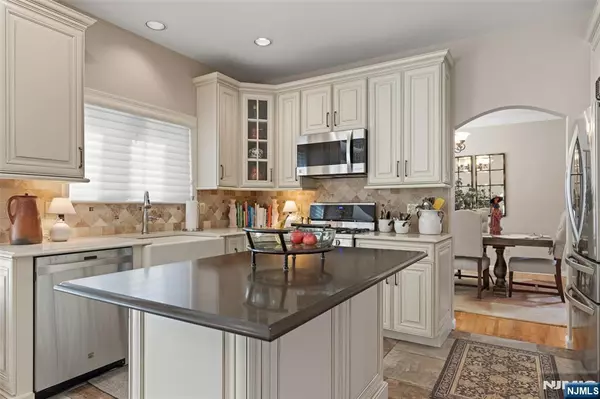 Emerson, NJ 07630,11 Patrick AVE