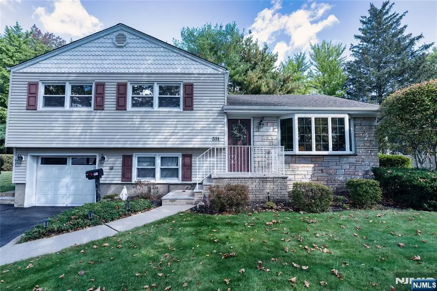 331 Ellen PL, Paramus, NJ 07652