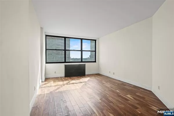 Guttenberg, NJ 07093,7004 Kennedy BLVD #31G