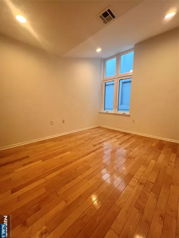 Harrison, NJ 07029,310 Passaic #214