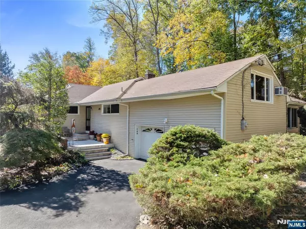 Hillsdale, NJ 07642,140 Oak Trail RD