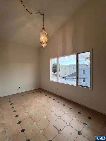 54 Blauvelt PL, Hackensack, NJ 07601