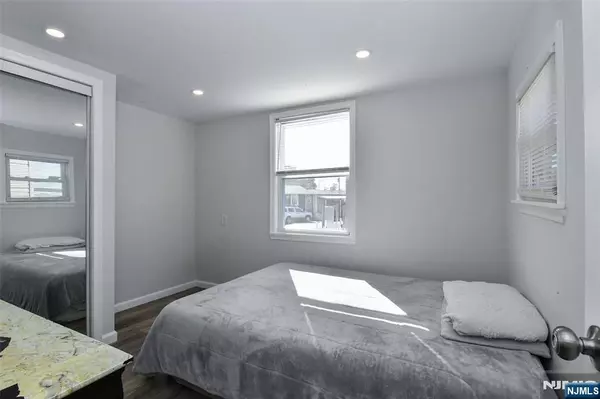 Moonachie, NJ 07074,34 Helen DR