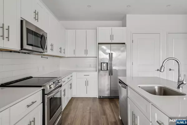 Fort Lee, NJ 07024,2 Executive #920