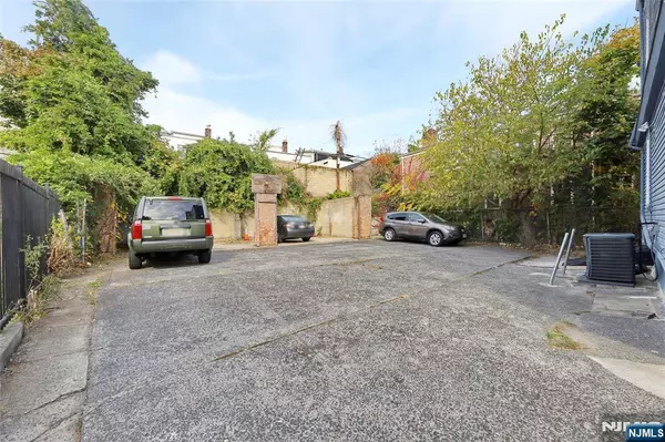 Newark, NJ 07112,351 Osborne TER