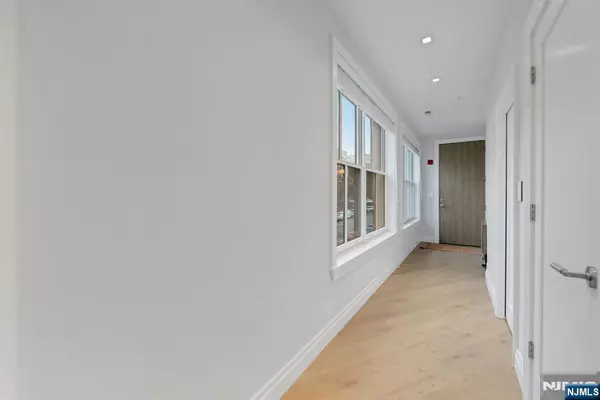 West New York, NJ 07093,22 Ave At Port Imperial #114