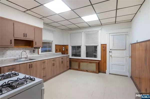 Prospect Park, NJ 07508,76 Planten AVE