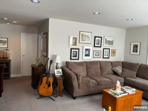 Teaneck, NJ 07666,490 Beverly RD #C2