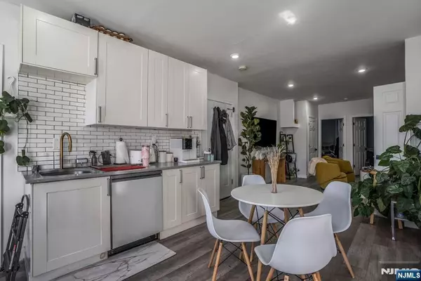 Jersey City, NJ 07302,211 1st ST #3