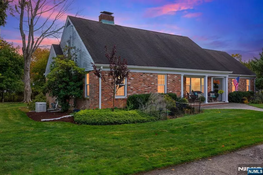 90 Suncrest AVE, North Haledon, NJ 07508