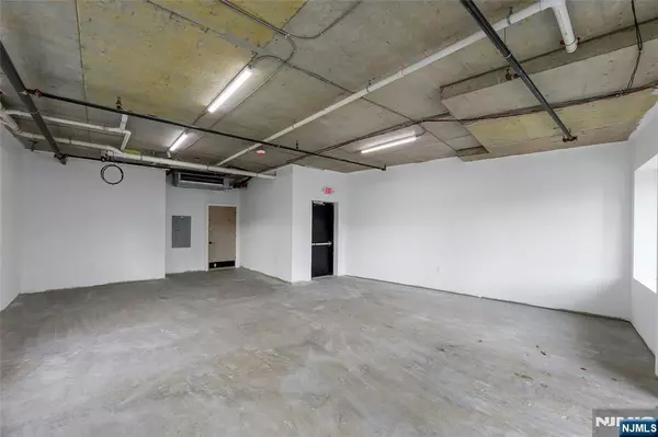 Lyndhurst, NJ 07071,255 Ridge RD #retail