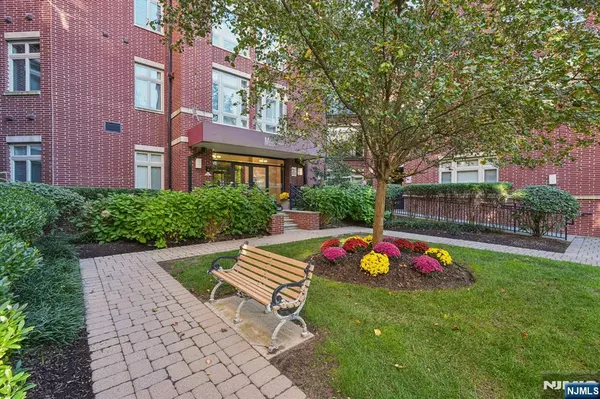 Englewood, NJ 07631,4403 Riverview AVE #403