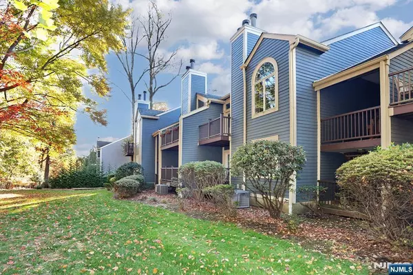 Ramsey, NJ 07446,121 Surrey CT