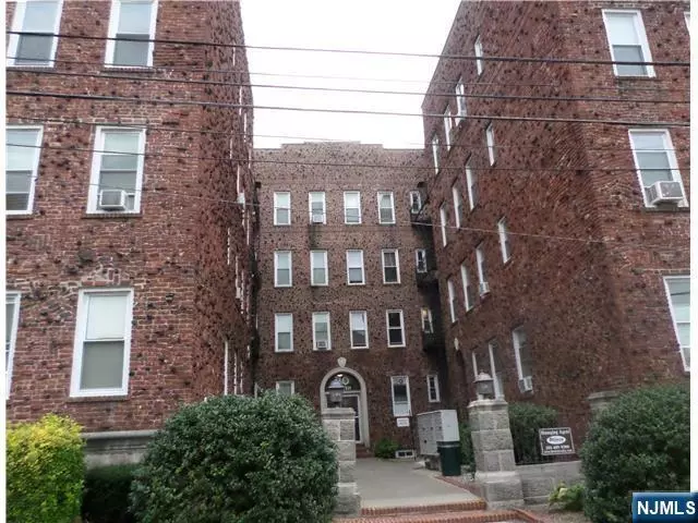 Palisades Park, NJ 07650,30 W Harriet AVE #1W