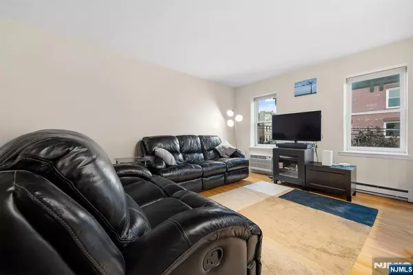 152 6th ST #4, Hoboken, NJ 07030