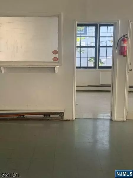 East Orange, NJ 07017,61 Lincoln ST