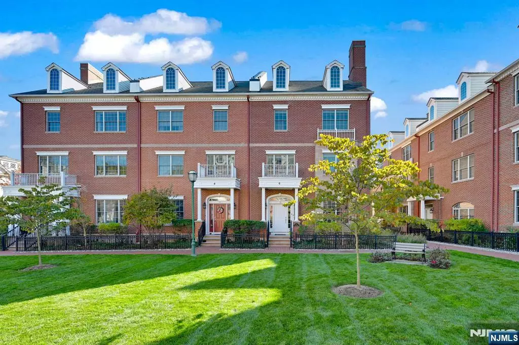 Livingston, NJ 07039,6 Gable WALK