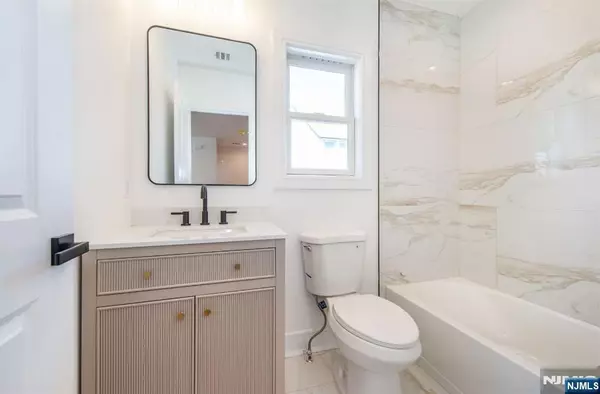 Garfield, NJ 07026,94 Cedar ST