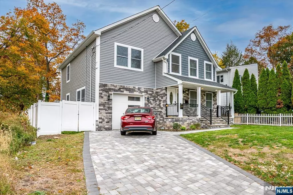 Teaneck, NJ 07666,174 Manhattan AVE