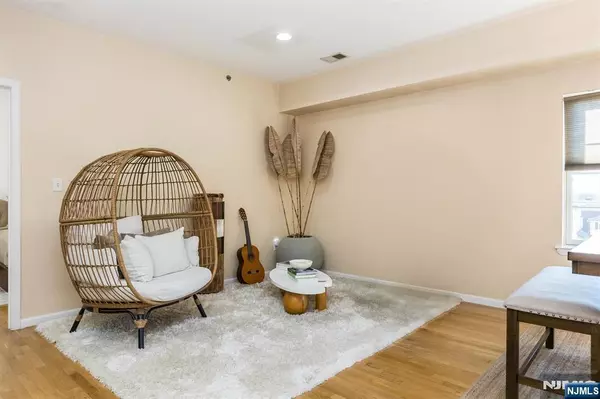 Elizabeth, NJ 07202,351 Broad ST #405