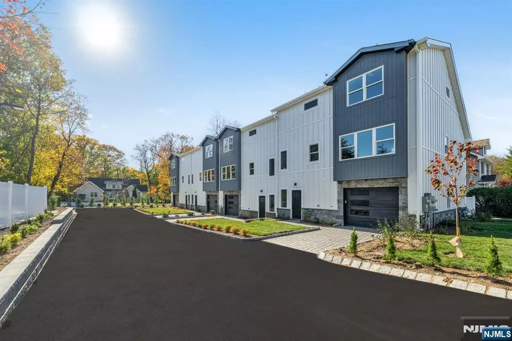 Ramsey, NJ 07446,92 W Main ST