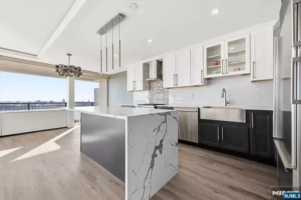 4 Horizon RD #1006, Fort Lee, NJ 07024