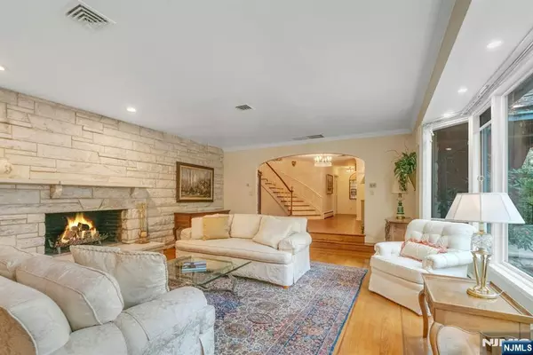 Ho-ho-kus, NJ 07423,17 Deerhill DR