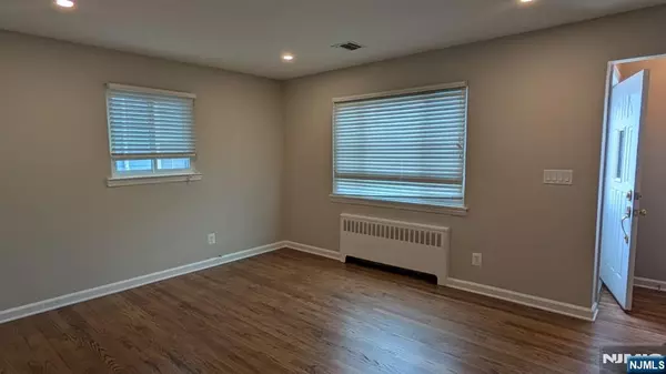 Bergenfield, NJ 07621,42 Sylvamdur AVE