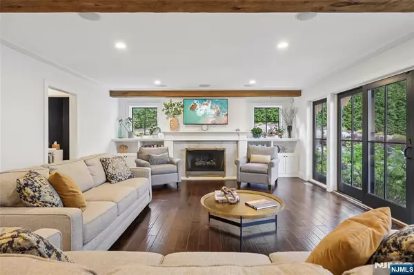 Allendale, NJ 07401,22 Oakwood RD