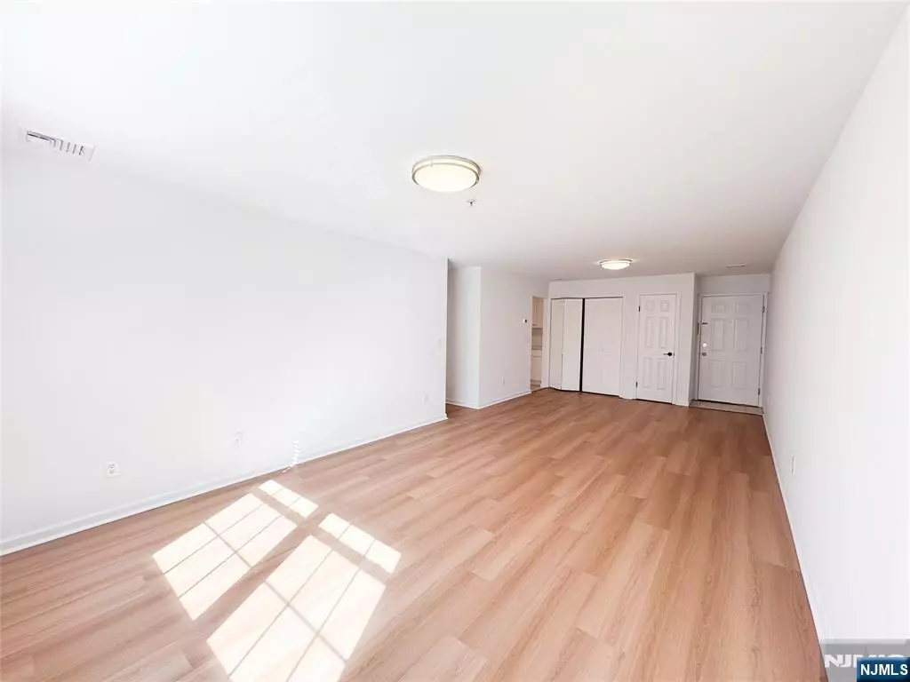 Palisades Park, NJ 07650,11W Harriet #204