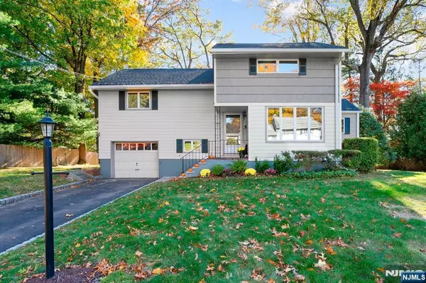 140 Chamberlain PL, Midland Park, NJ 07432