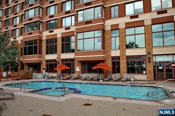 Fort Lee, NJ 07024,100 Old Palisade RD #1711